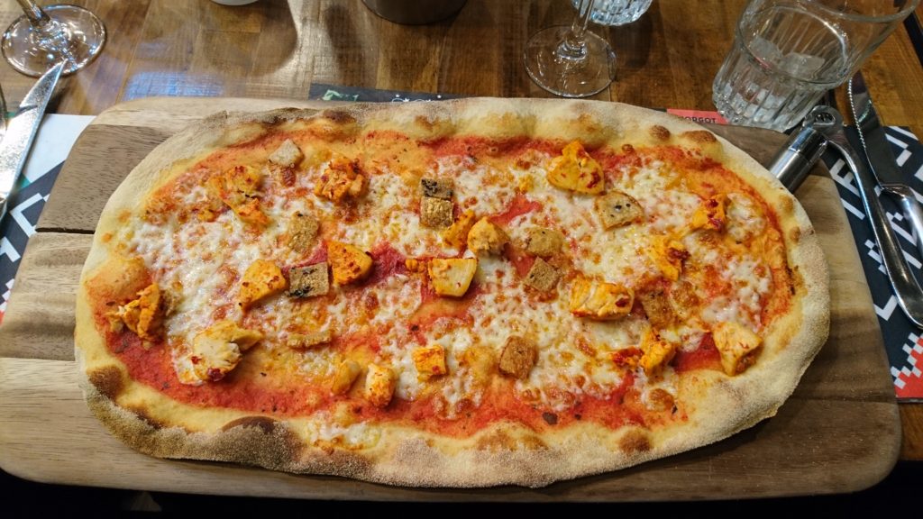 Rustica Pizza with Spicy Chicken and Crackling